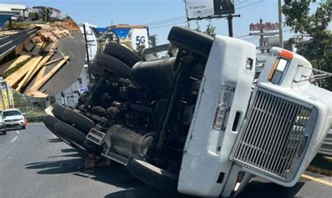 Volcadura de tráiler con carga de madera causa caos vial en Monterrey