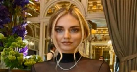 Striscia La Notizia Chiara Ferragni Mezza Nuda Al Ristorante Maglia