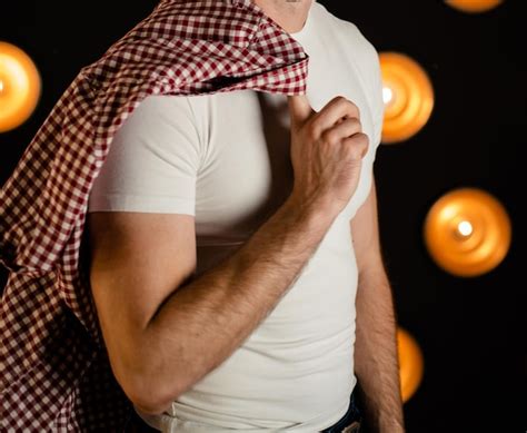 Un Hombre Irreconocible Con Una Camiseta Blanca Con Una Camisa Se