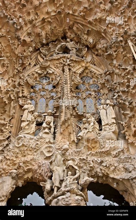 Detalle De La Fachada De La Natividad De La Sagrada Familia