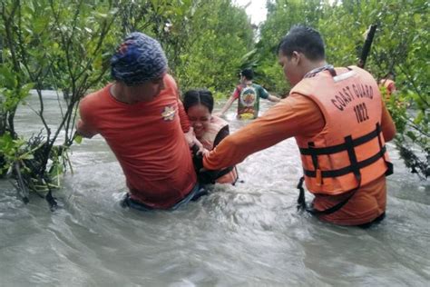 Monsoon Rains Flood Philippine Villages Thousands Evacuate