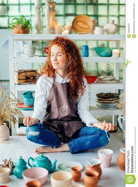 Femme Rousse S Asseyant Dans La Pose De Lotus Dans La Boutique D Argile