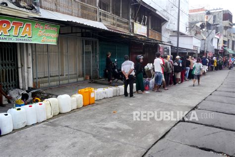 Antrean Pembeli Minyak Goreng Curah Di Pasar Johar Semarang Republika