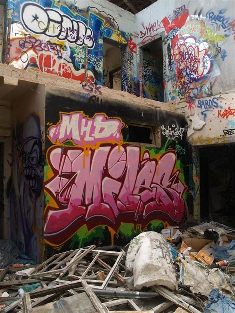 Berlin Graffiti in 2024 | Berlin graffiti, Graffiti murals, Street art ...