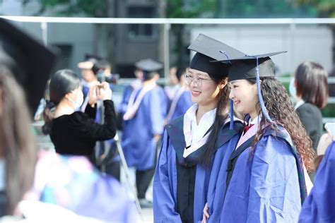 【湖北日报】湖大红毯毕业礼，满满仪式感！ 湖北大学新闻传播学院欢迎你！