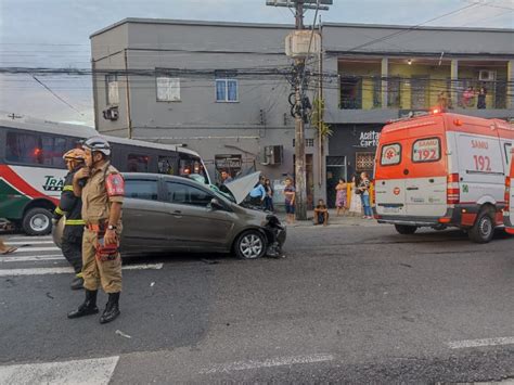 Grave acidente entre carro de aplicativo e micro ônibus deixa feridos