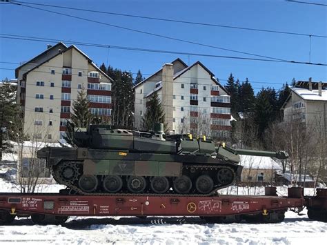 Momentul în care vagonul unui tren ce transporta tehnică militară