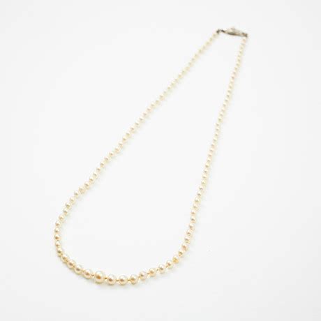 COLLIER doserat odlade saltvattenspärlor ca 3 1 6 3 mm lås 18 k röd