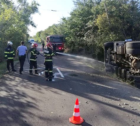 Un camion cu peste 20 tone de porumb s a răsturnat în raza satului