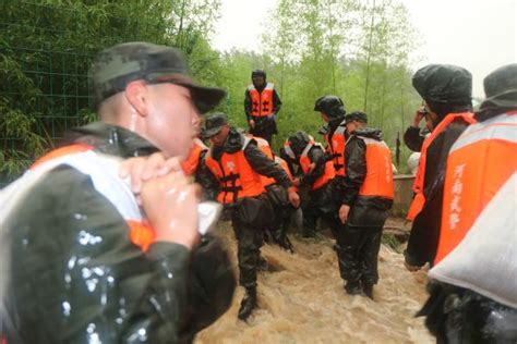 河南多地持续强降雨，驻地武警河南总队官兵紧急投入抗洪抢险 光明网