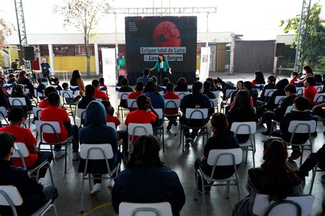 Ministerio de Ciencia llega a Lo Espejo con astrónomos material