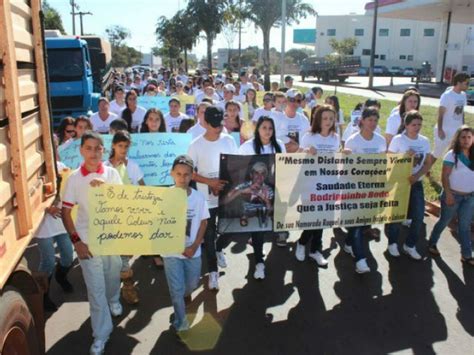 Amigos E Familiares De Jovem Morto Por Pm Protestam Em Navira