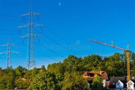 Pilones De Alto Voltaje Con Las L Neas El Ctricas Cedazo Del Metal