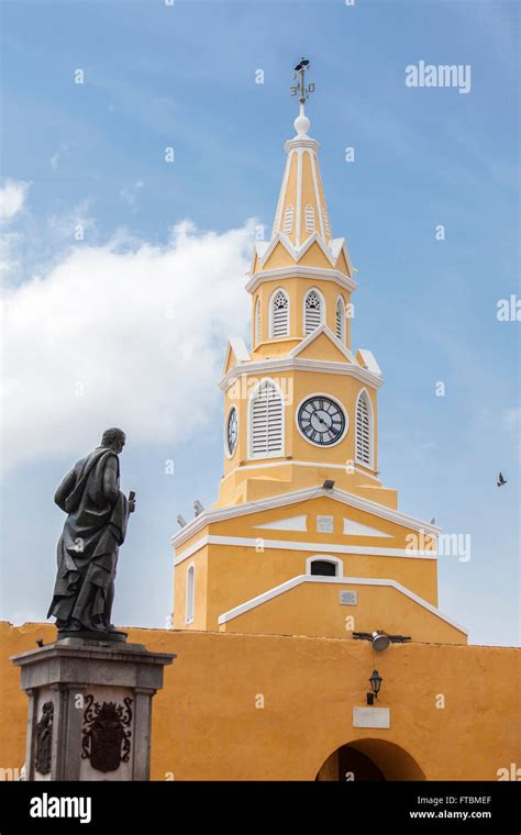 Torre del reloj público y la estatua de Pedro de Heredia en Cartagena