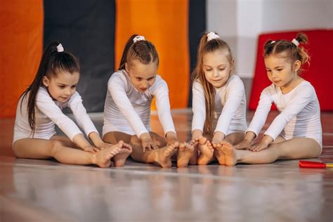 Grupo De Chicas Haciendo Ejercicio En La Escuela De Gimnasia Foto Premium