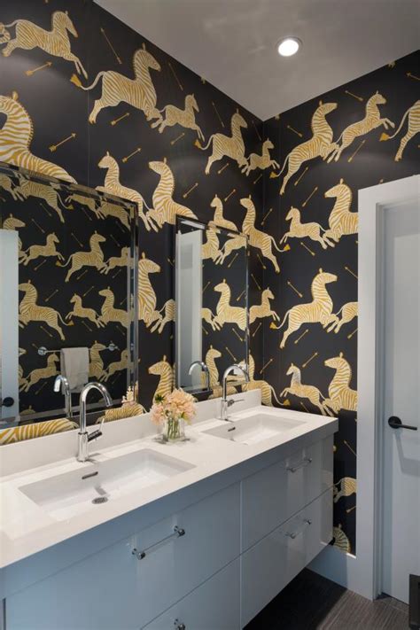 15 Beautiful Reasons To Wallpaper Your Bathroom Hgtvs Decorating