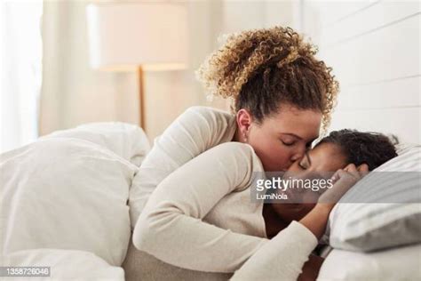 Interracial Lesbian Kiss Fotografías E Imágenes De Stock Getty Images