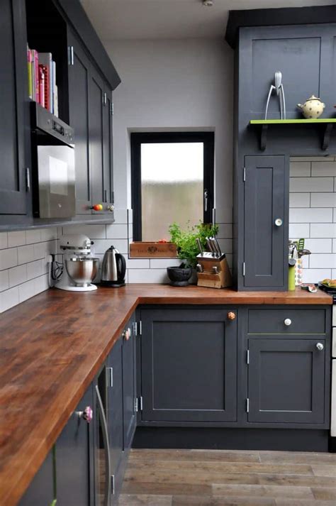 40 Romantic And Welcoming Grey Kitchens For Your Home