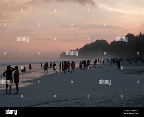 People silhouettes at sunset in Radhanagar beach, Havelock Stock Photo - Alamy