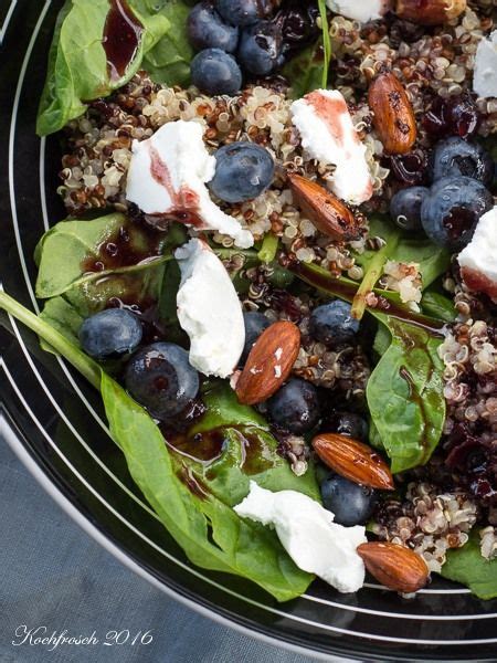 Quinoa Salat mit Heidelbeeren Ziegenkäse Babyspinat und