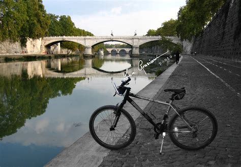 I Roma Lungo Tevere Pista Ciclabile Vicino Alle Acqu Flickr