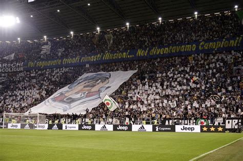 Juventus Napoli i tifosi bianconeri inscenano una coreografia sfottò