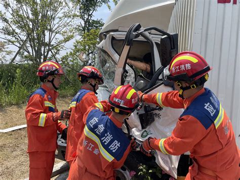 为避三轮两车相撞 消防员解救被困司机