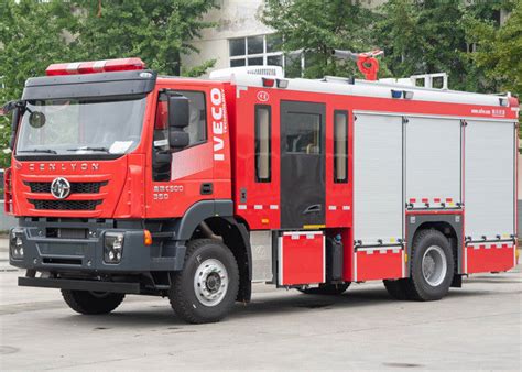 4x2 SAIC IVECO HONGYAN 4000L 8 Firefighters Foam Tender Fire Trucks