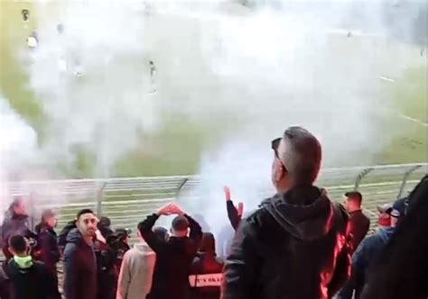 Cosenza La Carica Degli Ultras Della Bergamini Alla Squadra Tifo Cosenza