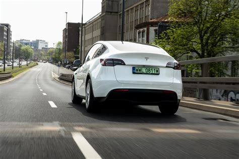 Jest nowa wersja bestsellera Tesla Model Y Long Range RWD wjeżdża do