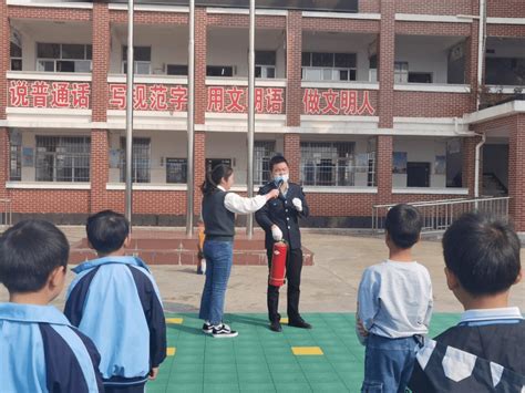 消防知识记我心，实操实战保平安——裕民小学2022年下期消防应急演练暨消防培训进行师生灭火器