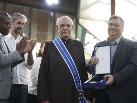 Padre J Lio Lancellotti Recebe Medalha Da Ordem Do M Rito Folha Pe