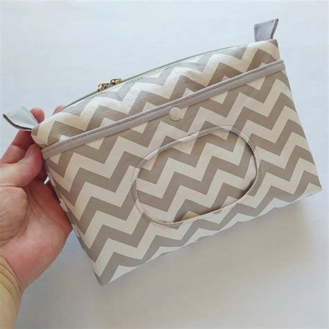 Necessaire Porta Fraldas e Lenço Umedecido Chevron Cinza Elo7