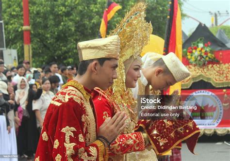 Keindahan Pakaian Adat Minang Foto Stok - Unduh Gambar Sekarang - Aksesori pribadi, Asia - Asia ...