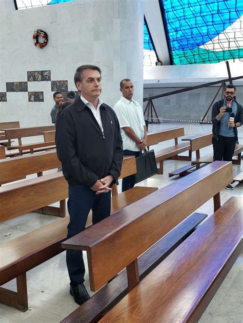 Bolsonaro Faz Oração Na Catedral De Brasília Blog Edison Silva