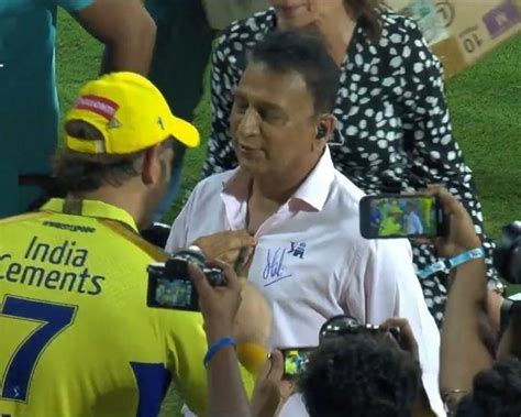 Watch Video Ms Dhoni Signs An Autograph On Sunil Gavaskars Shirt During Csks Lap Of Honour At