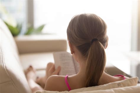 Vista Traseira Em Leitura Mulher Livro Sof Casa Foto Gr Tis