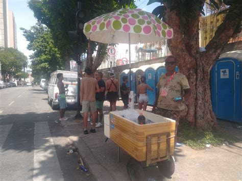 Pior Carnaval De Todos Reclama Vendedor Ambulante Sobre Baixa Nas