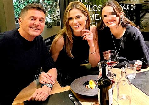 Teo Mammucari Al Ristorante Con L Ex Thais Wiggers E La Loro Figlia