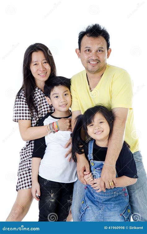 Familia Asi Tica Feliz Aislada Sobre Blanco Foto De Archivo Imagen