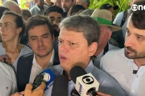 Piso desaba durante entrevista de Tarcísio em feira agropecuária veja