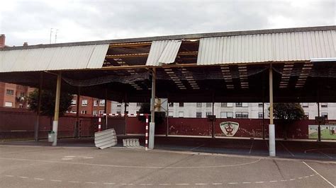 El Fuerte Viento Arranca Parte De La Cubierta Del Patio Del Colegio