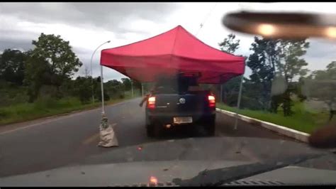 Motorista Flagrado Dirigindo Tenda Em Cima De Carro No Df Veja