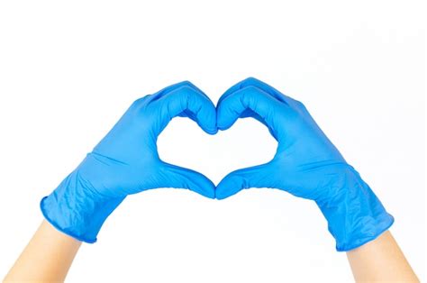 Manos de mujer con guantes azules formando un corazón con sus dedos