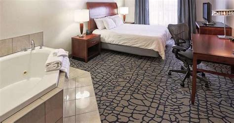 8 Hotels With Hot Tub In room in Louisville, KY, and Nearby