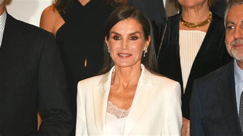 Letizia Con Guiño A La Princesa Leonor Triunfa Con Un Traje Blanco En Los Premios Cerecedo