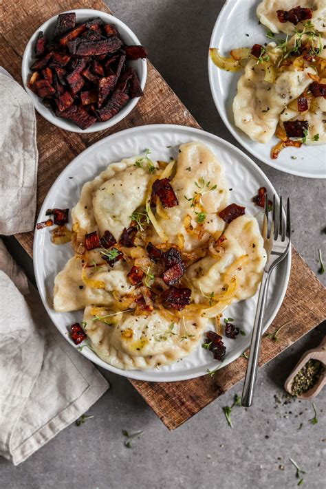 Vegane Pierogi mit Pilzfüllung Polnische Piroggen gefüllt mit Pilzen