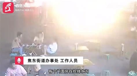 焦作一商铺门口突发闪爆，官方通报：系两人意外挖破电缆，被电火花灼伤，无生命危险