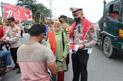 Satlantas Polres Pelabuhan Belawan Bagi Bagikan Bendera Merah Putih