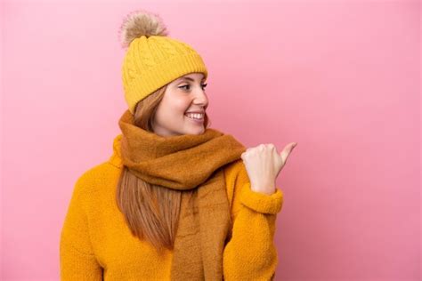 Mulher Jovem Ruiva Vestindo Jaqueta De Inverno Isolada Em Fundo Rosa